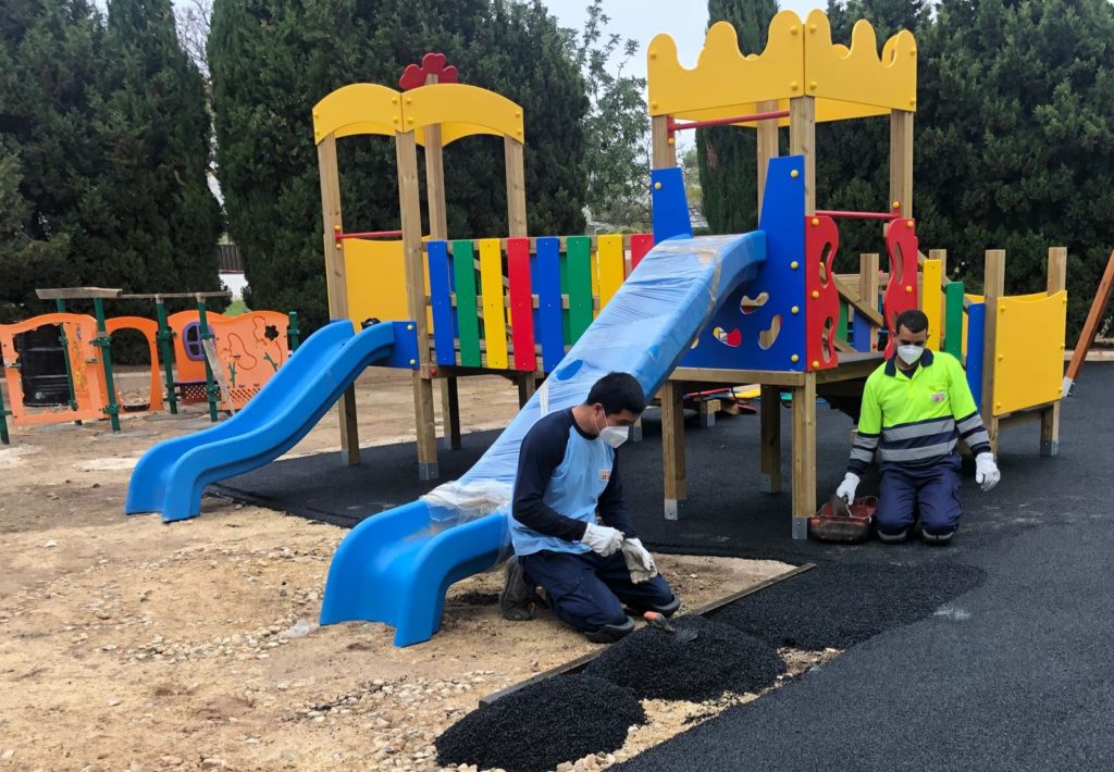 trabajadores realizando mantenimiento del parque infantil