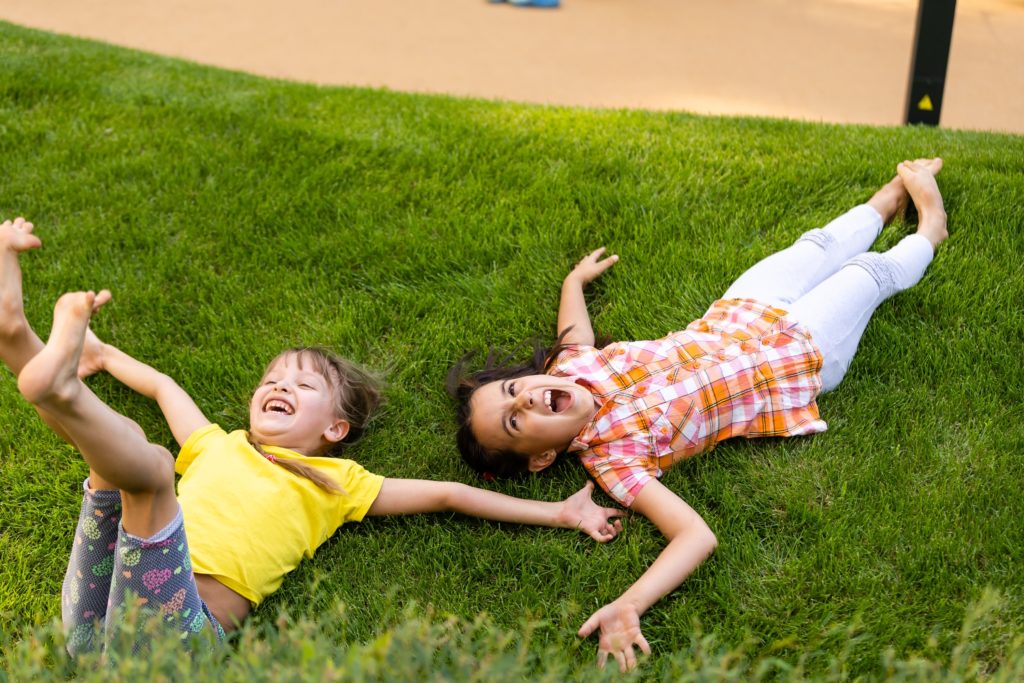 niños felices jugando en parque