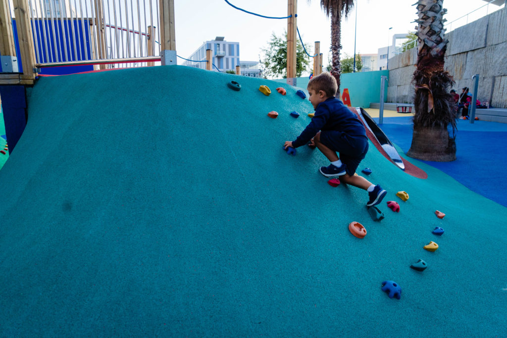 Parque infantil sin arena, presente y único futuro. parque infantil vigo, montaña de caucho, rocódromo infantil, juego, niño escalando, saludes play