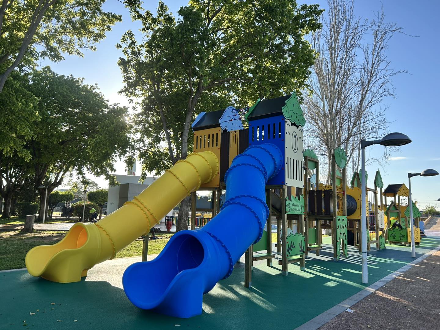 Parque Les Barraques Catarroja, Juegos inclusivos Animalia, Circuito de juegos con toboganes, juegos inclusivos