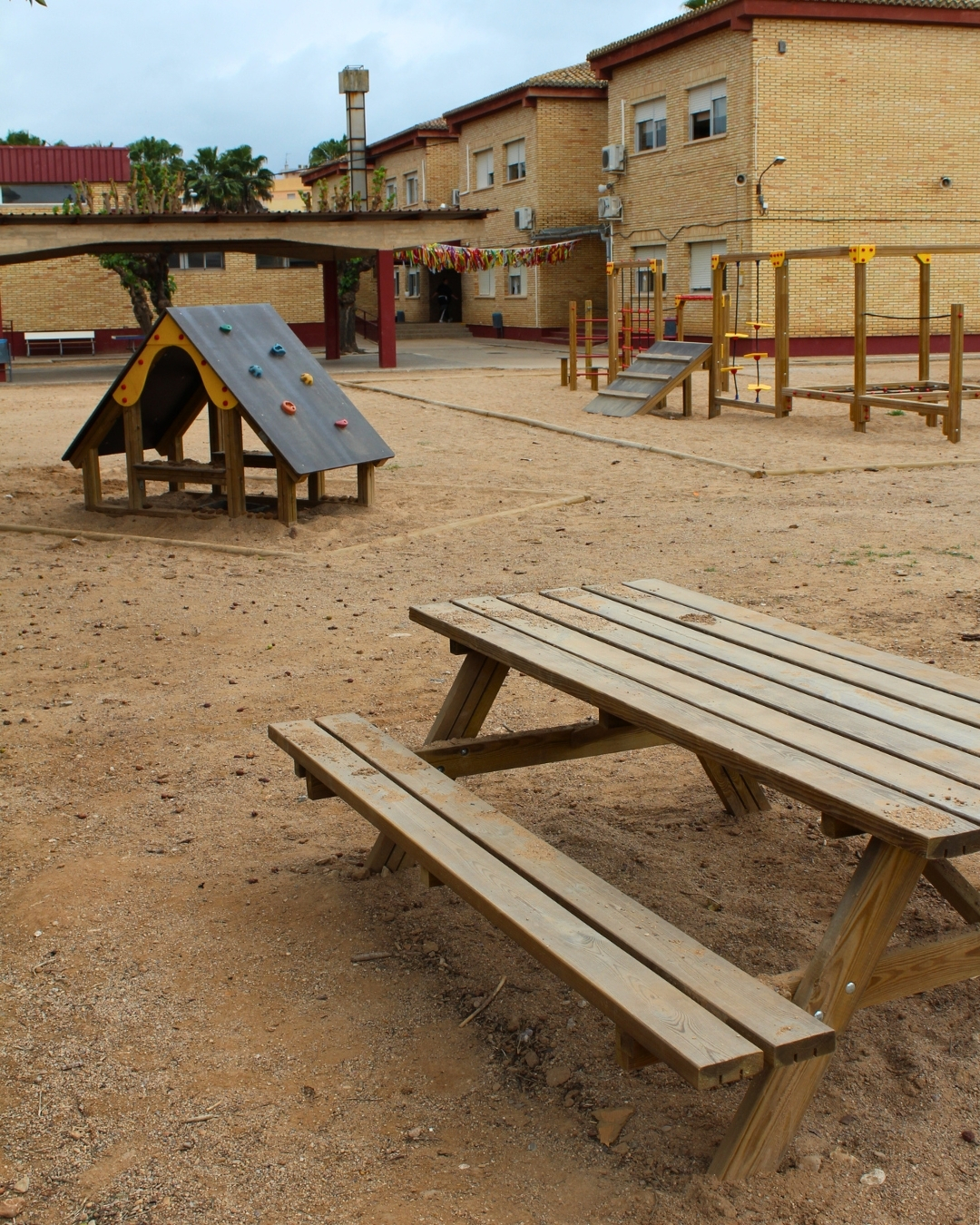 Vista general del área recreativa recuperada por Saludes Parques en el CEIP Cervantes de Algemesí.